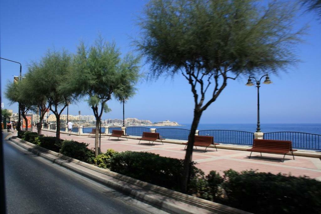 Seafront Apartment In Sliema With Pool, Upmarket Complex Exteriér fotografie